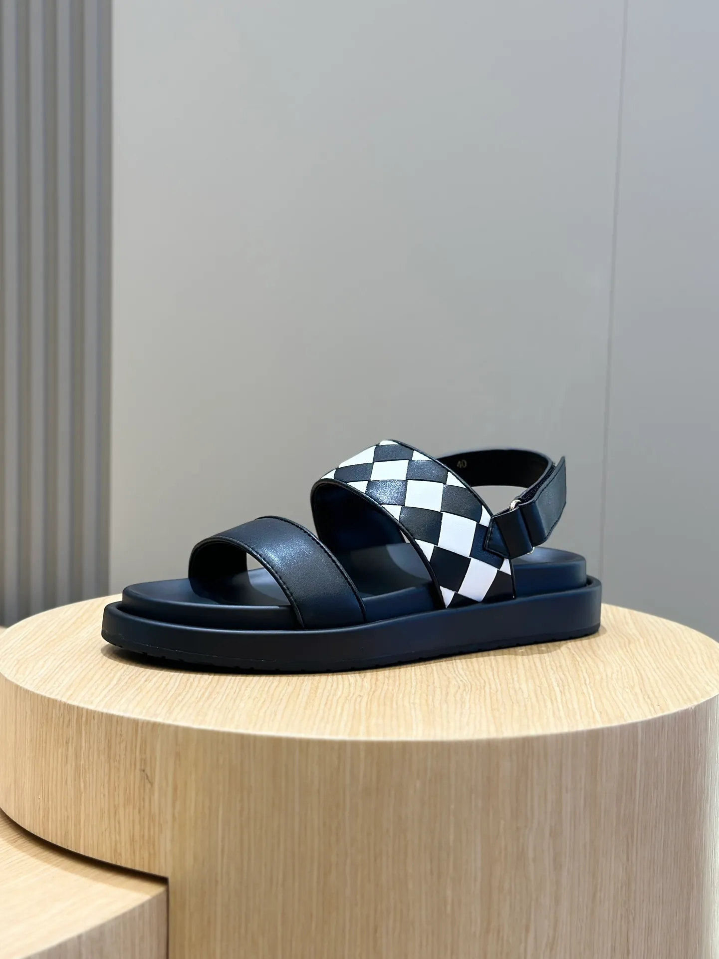 Factory price: 360💰BV hand-woven men's slippers and sandals - suitable for walking. It still emphasizes minimalism and practical wearability, but is full of vivid artistry. Super classic, luxurious and comfortable, imported cowhide + cowhide lining + lightweight outsole Size: 39-44 (customized at 38.45)